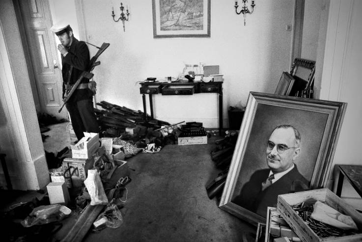 Photo prise le 25 avril 1974 dans le cabinet ministériel à Lisbonne après occupation de celui-ci par les militaires à l'origine de l'insurrection pacifique de la révolution des Œillets
