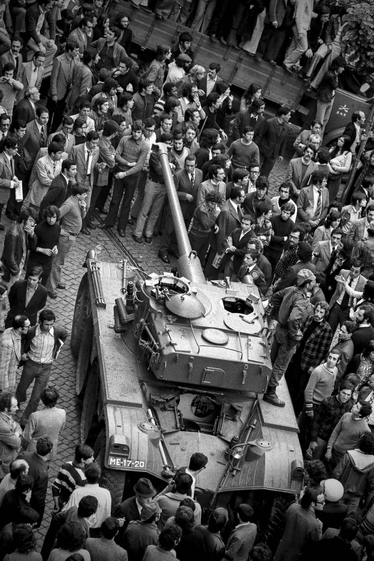 Char militaire fendant la foule lors du renversement militaire du régime dictatorial au Portugal le 25 avril 1974
