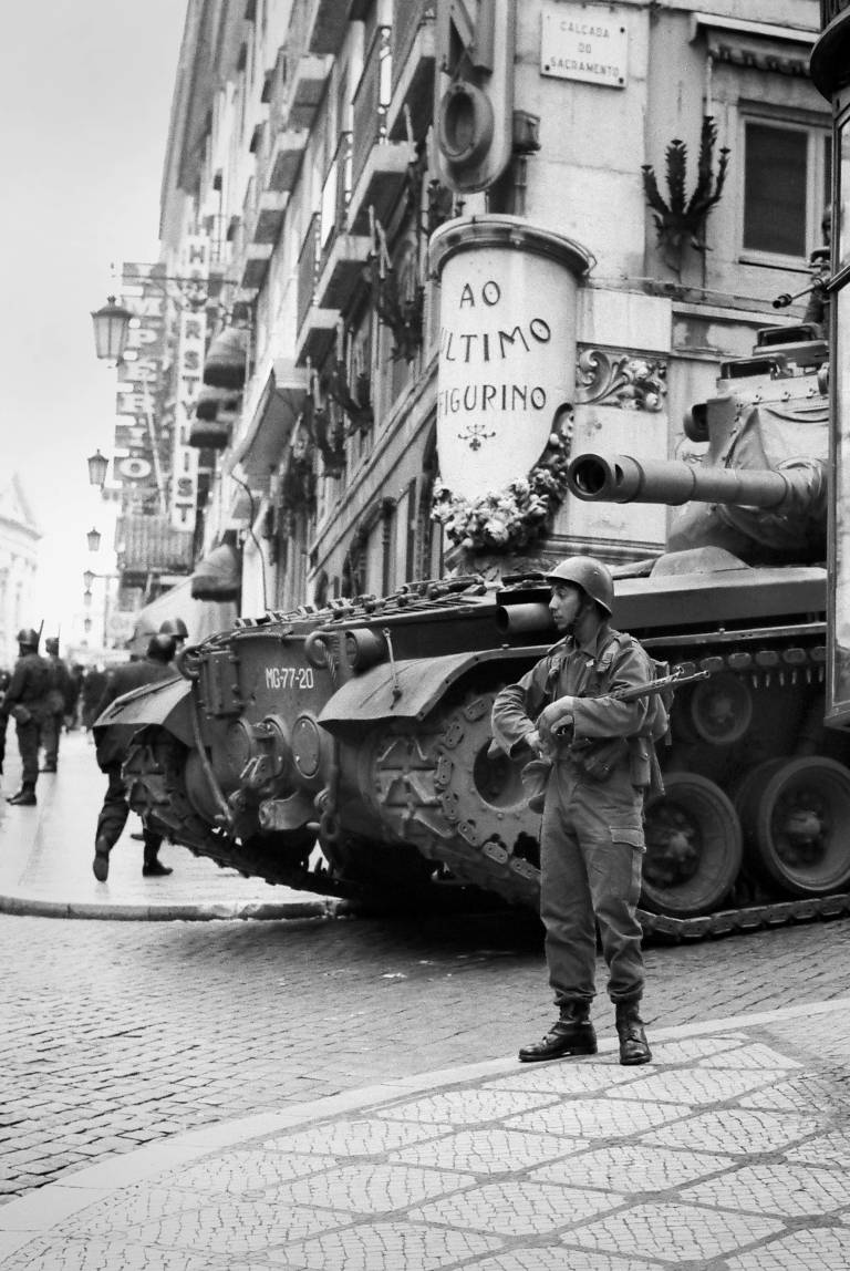 Militaires dans la rue lors du renversement militaire du régime dictatorial au Portugal le 25 avril 1974