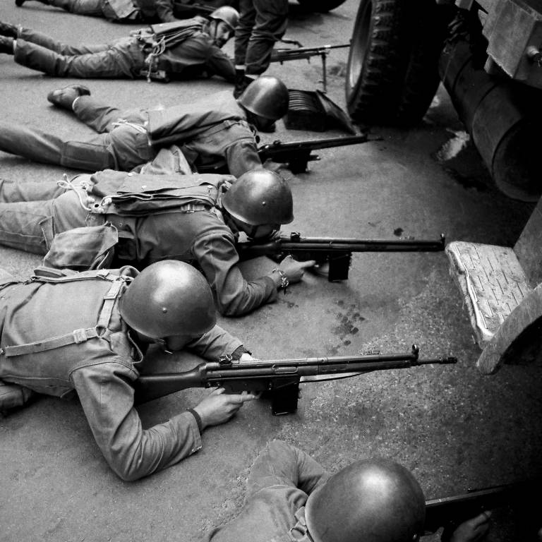 Photo d'époque illustrant le renversement militaire du régime dictatorial au Portugal - scène de rue