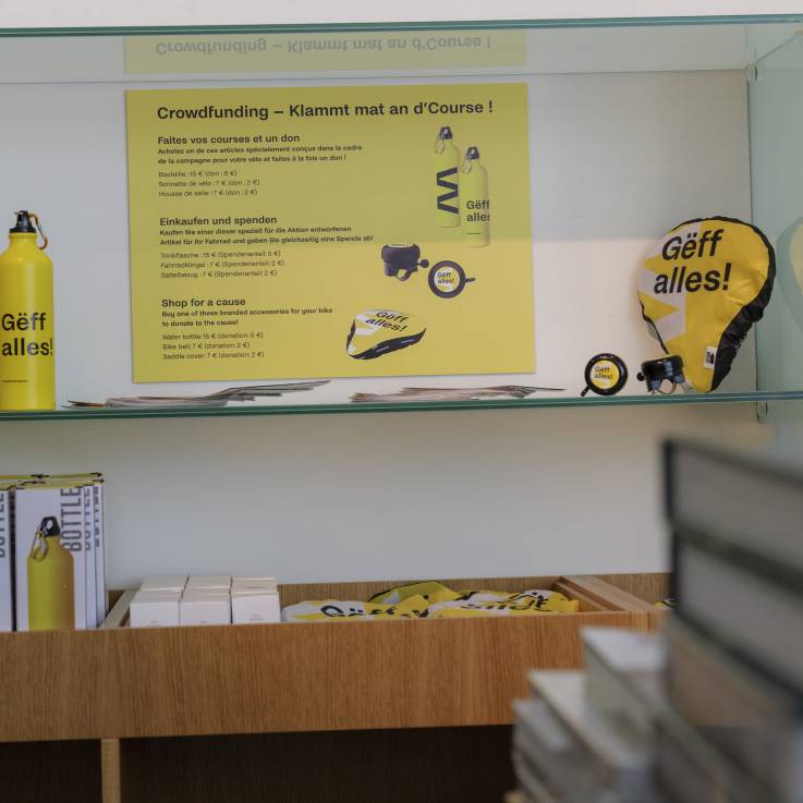 Articles de marketing en vente dans le shop du musée au profit de notre levée de fonds.