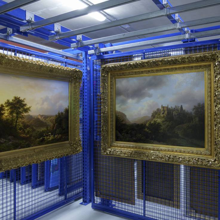 Au dépôt du musée, l’équipe restauration a fait installer en miroir les deux Koekkoek de nos collections: la précision topographique privilégiée par le peintre est remarquable.