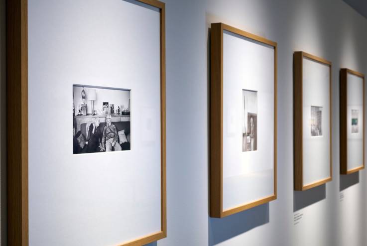 Mehrere gerahmte Schwarzweißfotografien aus der Sammlung des amerikanischen Künstlers Edward Steichen sind in einer Ausstellungsreihe an einer weißen Wand präsentiert. Die Fotografien sind großzügig gerahmt und zeigen verschiedene Motive aus Steichens Leben und Werk.