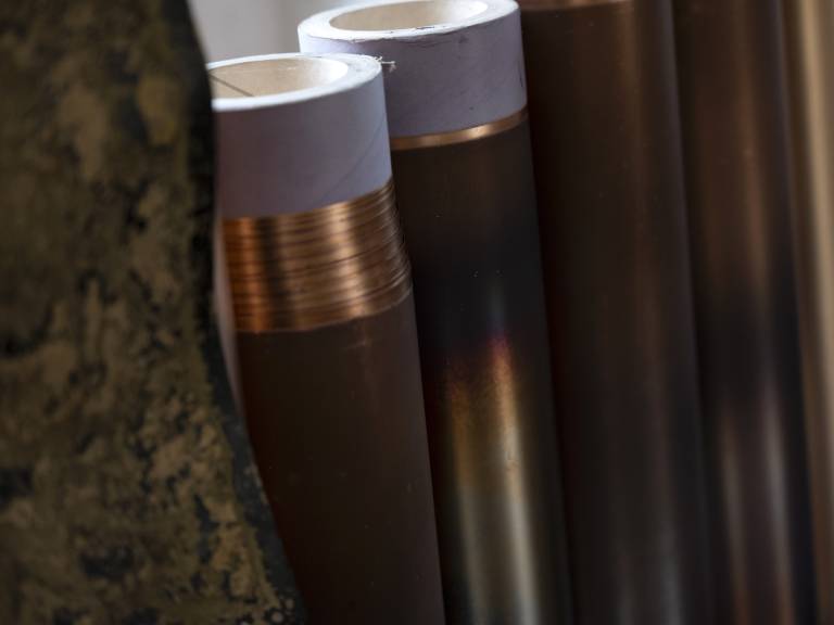 Nahansicht von aufgerollten Kupferblättern im Atelier von Arthur Unger