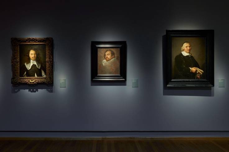 Van Dycks Werk tritt in einen lebendigen Dialog mit anderen Porträts aus unserer Sammlung.